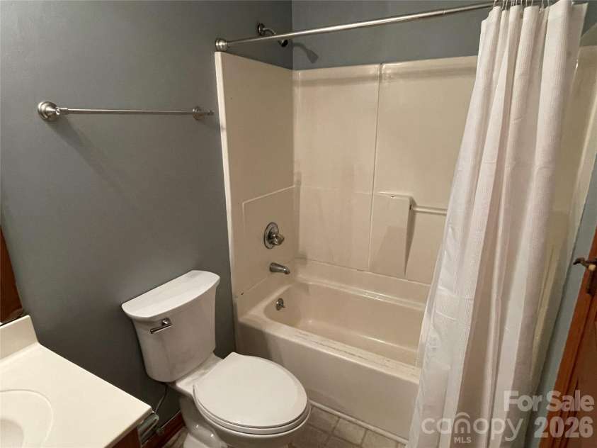 138 Walking Horse Run, Stanley, NC 28164.  MLS# CAR4345885, YatesRealty ID 4578. Upstairs hall bath pic 2