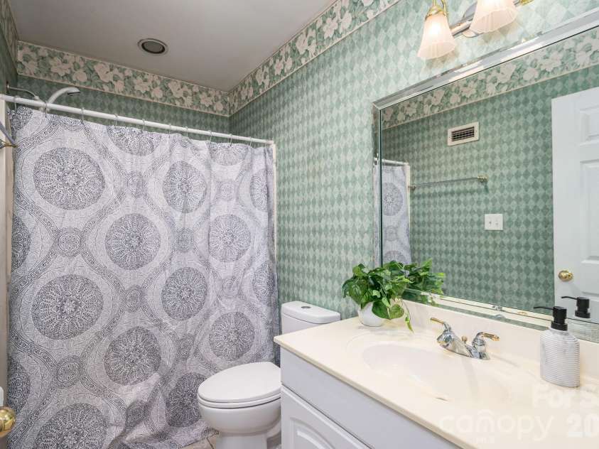 182 Riverview Terrace, Clover, SC 29710.  MLS# CAR4415689, YatesRealty ID 45784. 2ND BATHROOM 2ND LEVEL