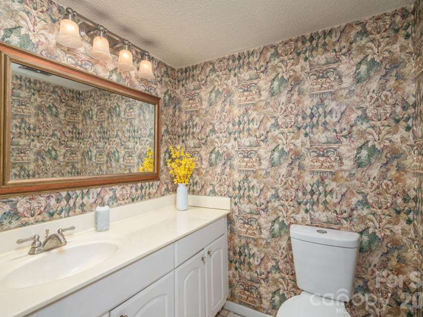 182 Riverview Terrace, Clover, SC 29710.  MLS# CAR4415689, YatesRealty ID 45784. MAIN LEVEL HALF BATH