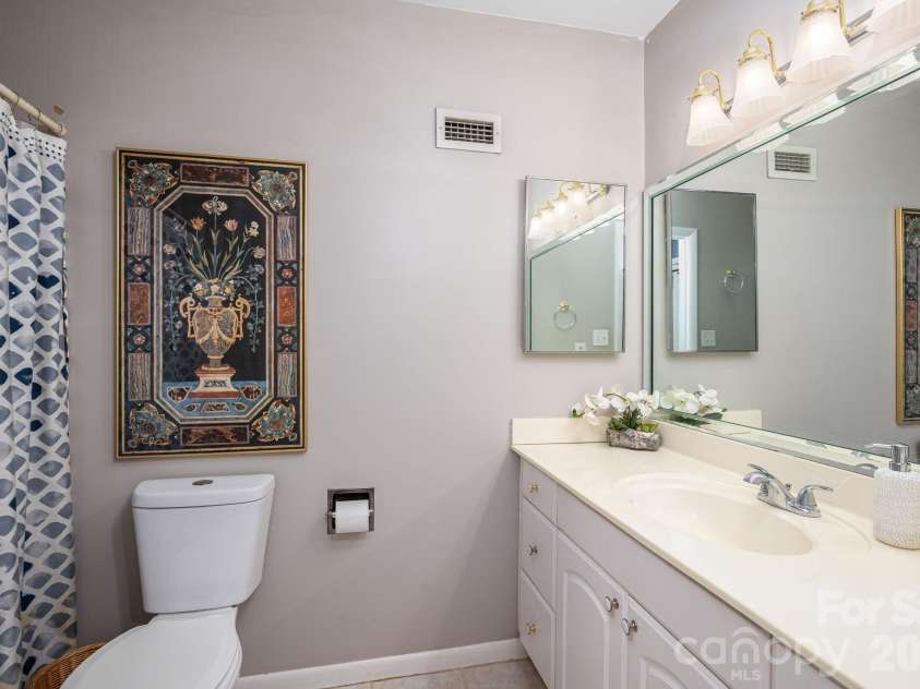 182 Riverview Terrace, Clover, SC 29710.  MLS# CAR4415689, YatesRealty ID 45784. PRIMARY BATH 2ND LEVEL