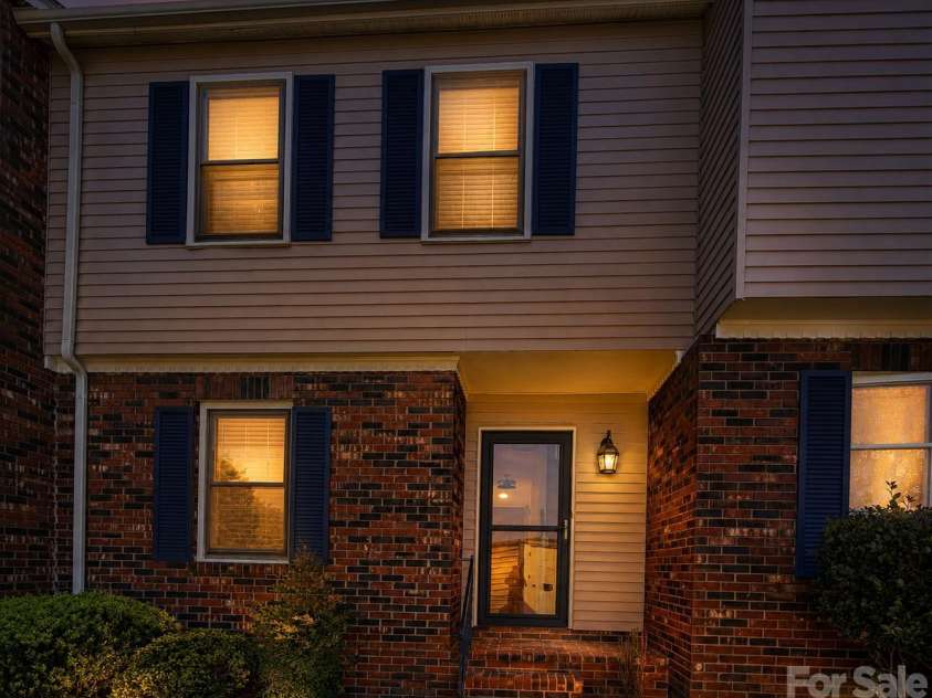 2705 Center Street, Hickory, NC 28601.  MLS# CAR4402144, YatesRealty ID 4579. 