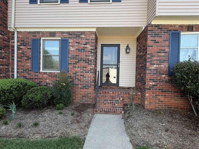 2705 Center Street, Hickory, NC 28601.  MLS# CAR4402144, YatesRealty ID 4579. 