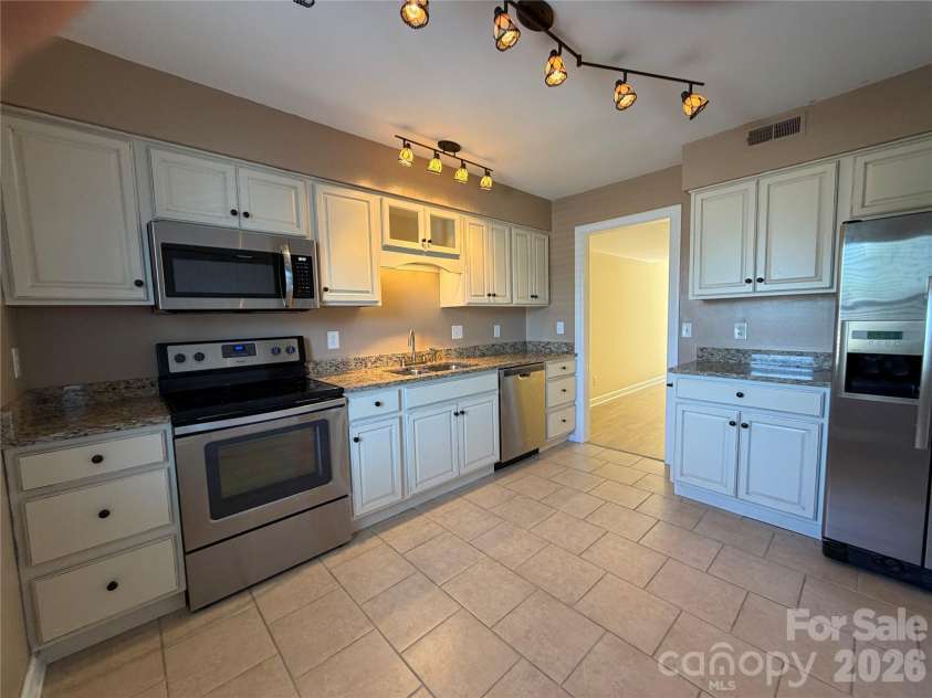 2705 Center Street, Hickory, NC 28601.  MLS# CAR4402144, YatesRealty ID 4579. 