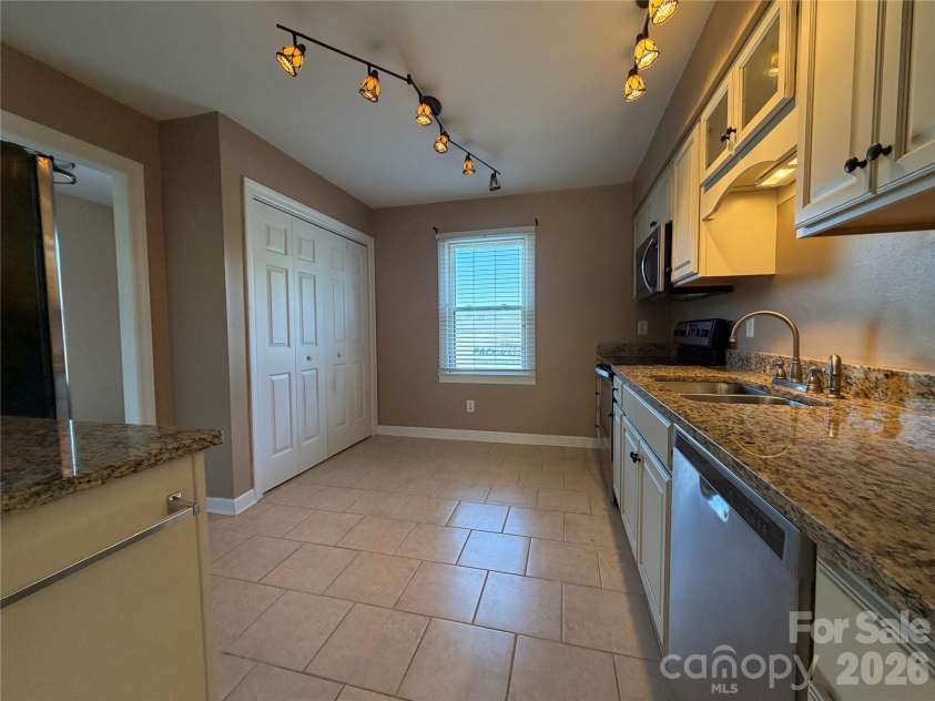 2705 Center Street, Hickory, NC 28601.  MLS# CAR4402144, YatesRealty ID 4579. 