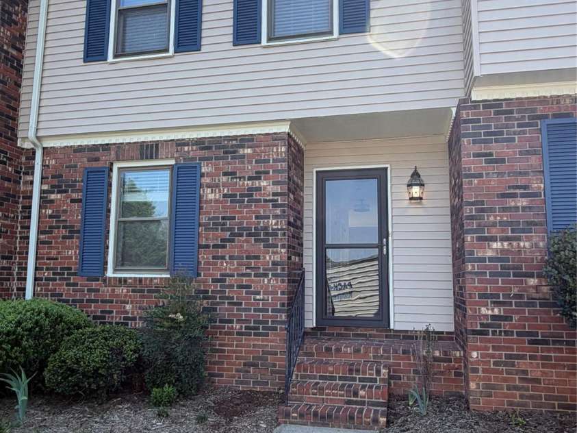 2705 Center Street, Hickory, NC 28601.  MLS# CAR4402144, YatesRealty ID 4579. 