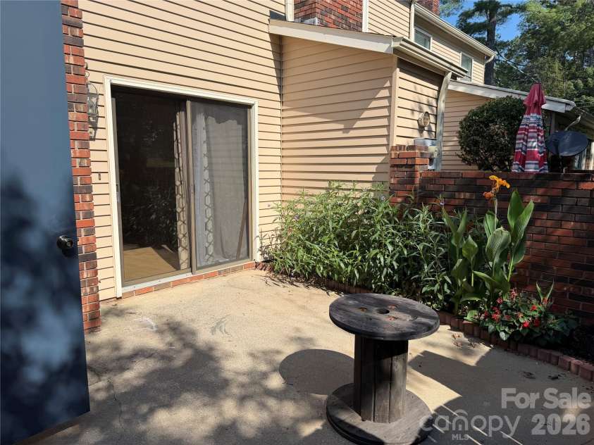 2705 Center Street, Hickory, NC 28601.  MLS# CAR4402144, YatesRealty ID 4579. Courtyard space