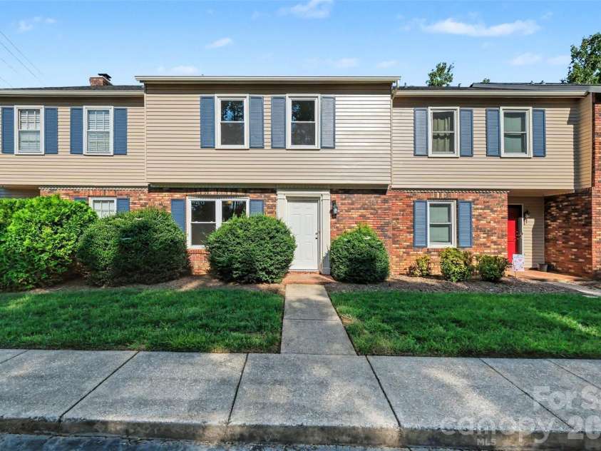 2705 Center Street, Hickory, NC 28601.  MLS# CAR4419158, YatesRealty ID 4579. 