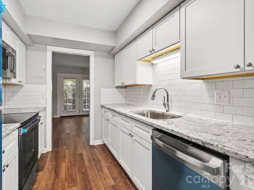 2705 Center Street, Hickory, NC 28601.  MLS# CAR4419158, YatesRealty ID 4579. 