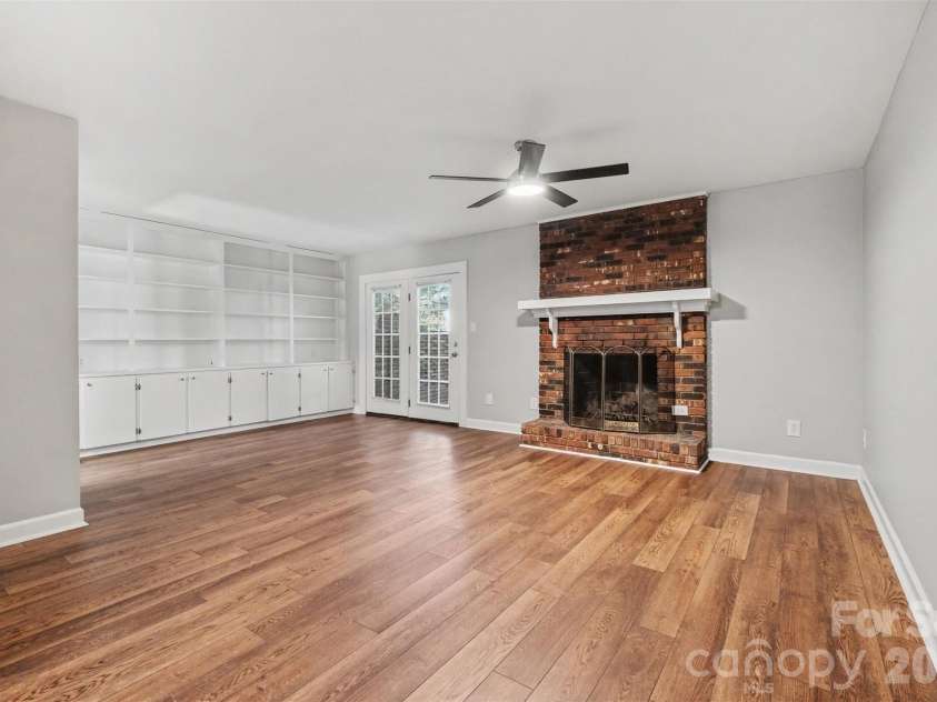 2705 Center Street, Hickory, NC 28601.  MLS# CAR4419158, YatesRealty ID 4579. 