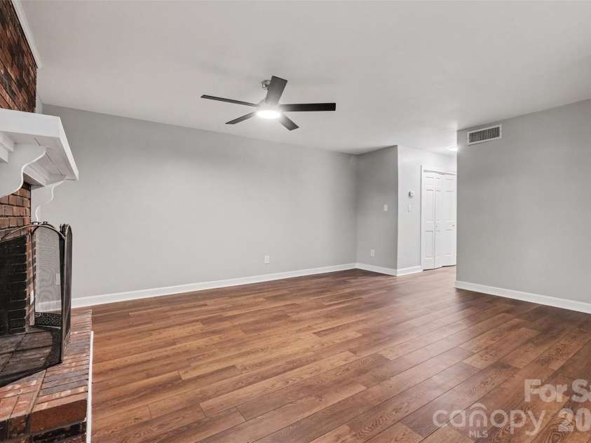 2705 Center Street, Hickory, NC 28601.  MLS# CAR4419158, YatesRealty ID 4579. 