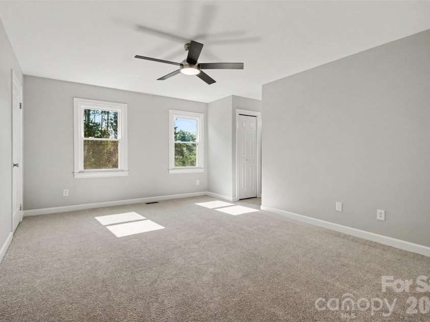 2705 Center Street, Hickory, NC 28601.  MLS# CAR4419158, YatesRealty ID 4579. 