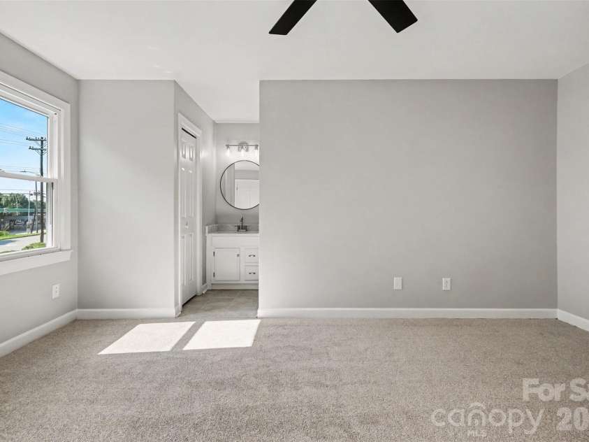 2705 Center Street, Hickory, NC 28601.  MLS# CAR4419158, YatesRealty ID 4579. 