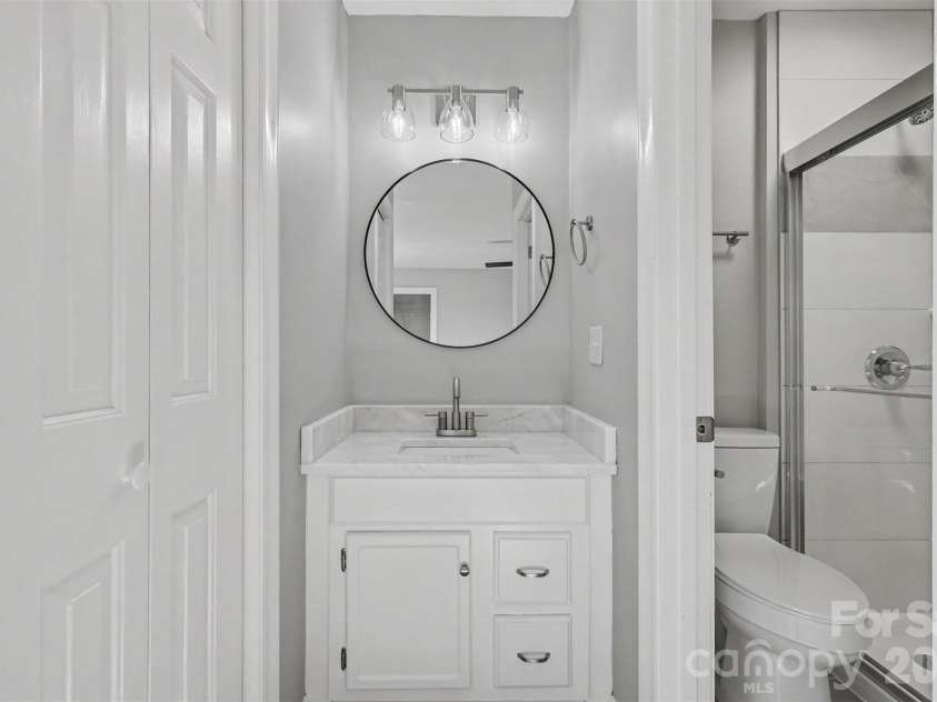 2705 Center Street, Hickory, NC 28601.  MLS# CAR4419158, YatesRealty ID 4579. 