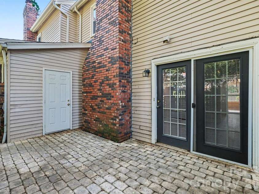 2705 Center Street, Hickory, NC 28601.  MLS# CAR4419158, YatesRealty ID 4579. 