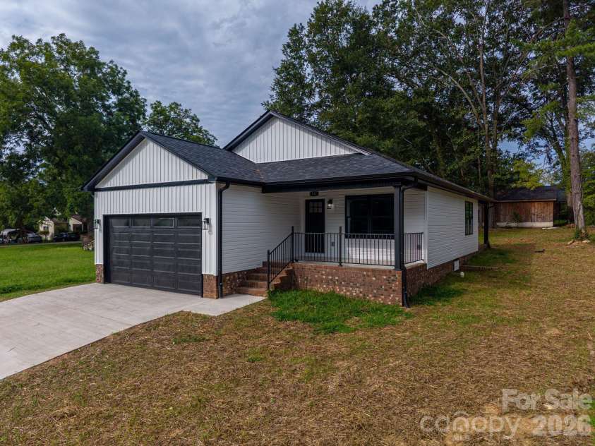 511 State Street, Lincolnton, NC 28092.  MLS# CAR4416594, YatesRealty ID 45792. 