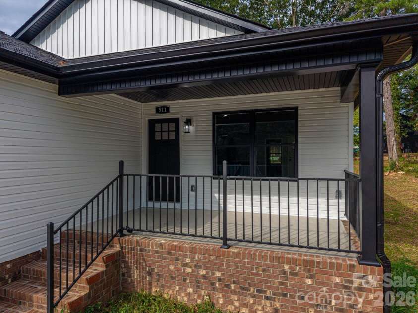 511 State Street, Lincolnton, NC 28092.  MLS# CAR4416594, YatesRealty ID 45792. 