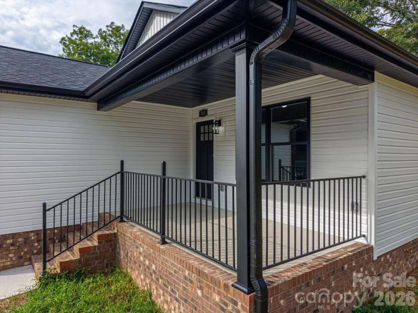 511 State Street, Lincolnton, NC 28092.  MLS# CAR4416594, YatesRealty ID 45792. 