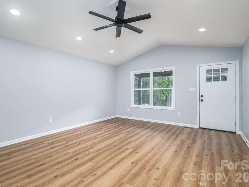 511 State Street, Lincolnton, NC 28092.  MLS# CAR4416594, YatesRealty ID 45792. 
