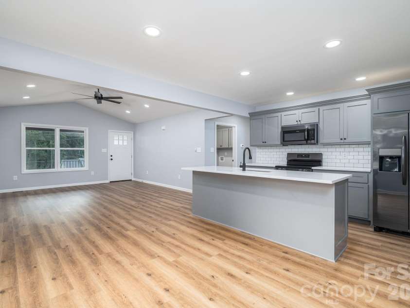 511 State Street, Lincolnton, NC 28092.  MLS# CAR4416594, YatesRealty ID 45792. 