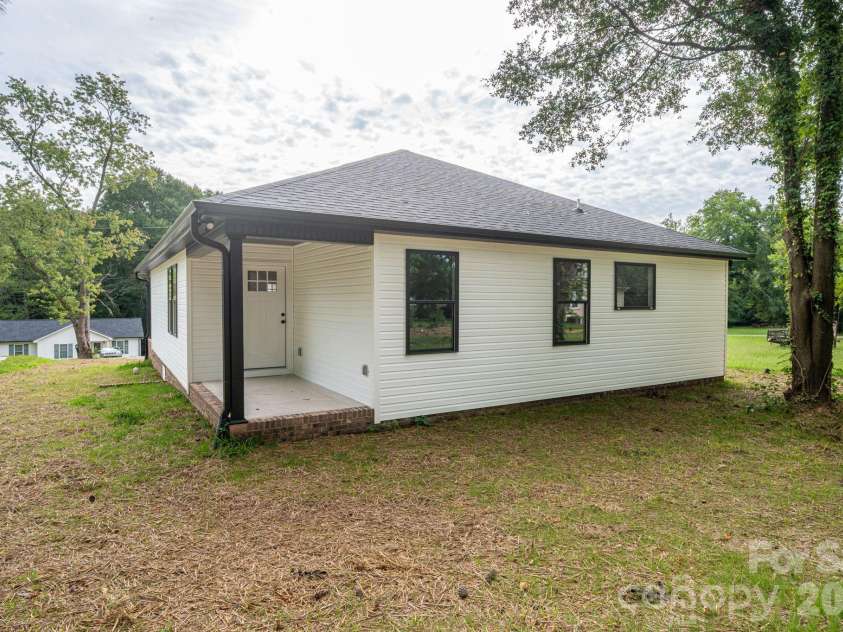 511 State Street, Lincolnton, NC 28092.  MLS# CAR4416594, YatesRealty ID 45792. 