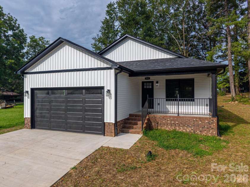 511 State Street, Lincolnton, NC 28092.  MLS# CAR4416594, YatesRealty ID 45792. 