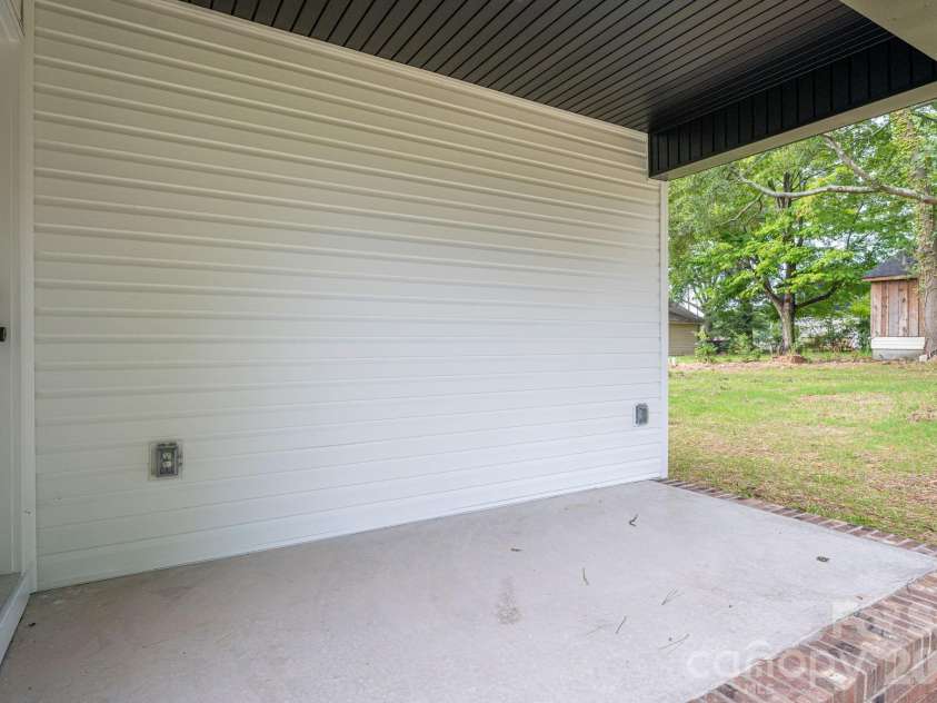 511 State Street, Lincolnton, NC 28092.  MLS# CAR4416594, YatesRealty ID 45792. 