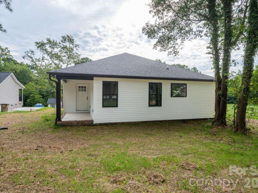 511 State Street, Lincolnton, NC 28092.  MLS# CAR4416594, YatesRealty ID 45792. 