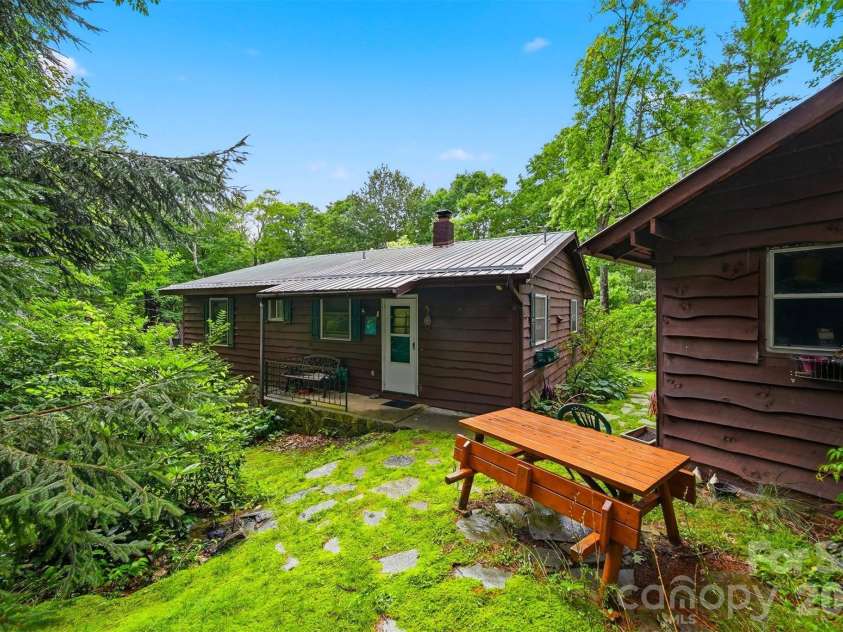 7180 Valley View Drive, Newland, NC 28657.  MLS# CAR4408784, YatesRealty ID 45795. 