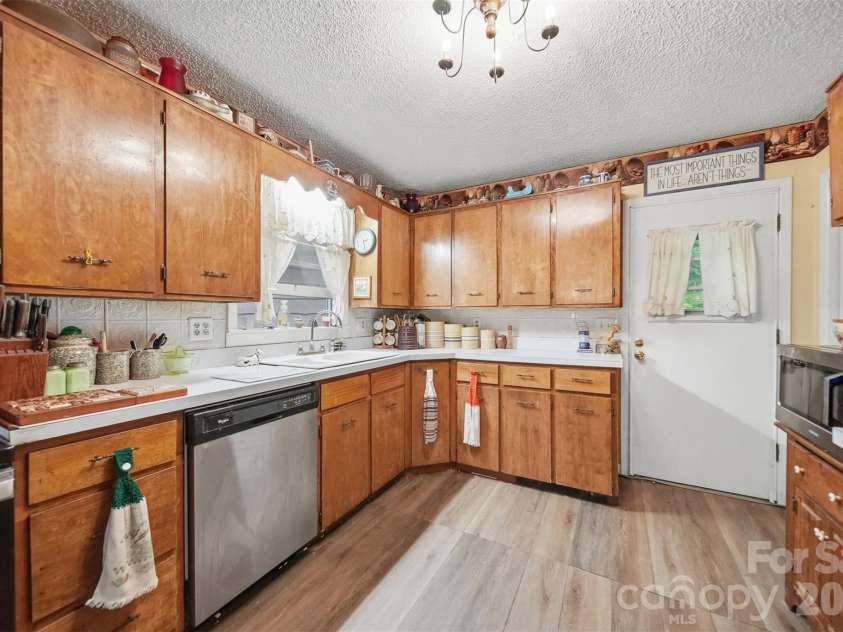 7180 Valley View Drive, Newland, NC 28657.  MLS# CAR4408784, YatesRealty ID 45795. 