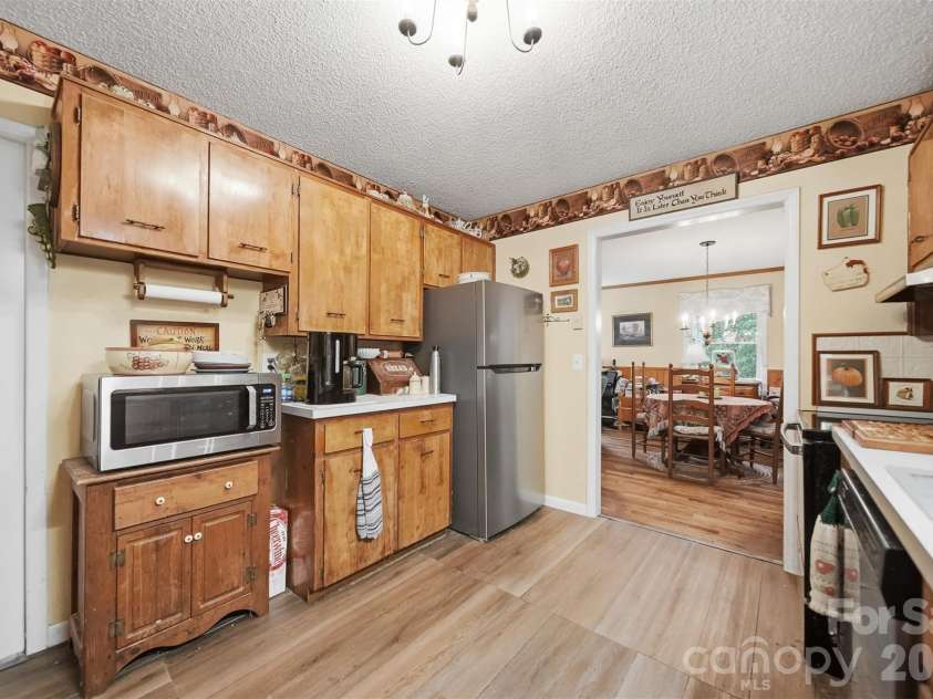 7180 Valley View Drive, Newland, NC 28657.  MLS# CAR4408784, YatesRealty ID 45795. 