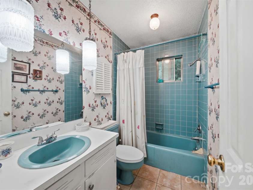 7180 Valley View Drive, Newland, NC 28657.  MLS# CAR4408784, YatesRealty ID 45795. 