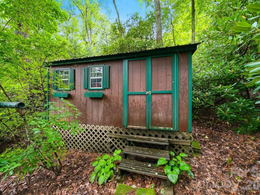 7180 Valley View Drive, Newland, NC 28657.  MLS# CAR4408784, YatesRealty ID 45795. 