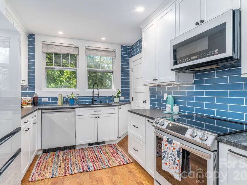 6 Birch Street, Asheville, NC 28801.  MLS# CAR4413466, YatesRealty ID 45798. Recently Updated kitchen with high-end appliances, granite coutner tops