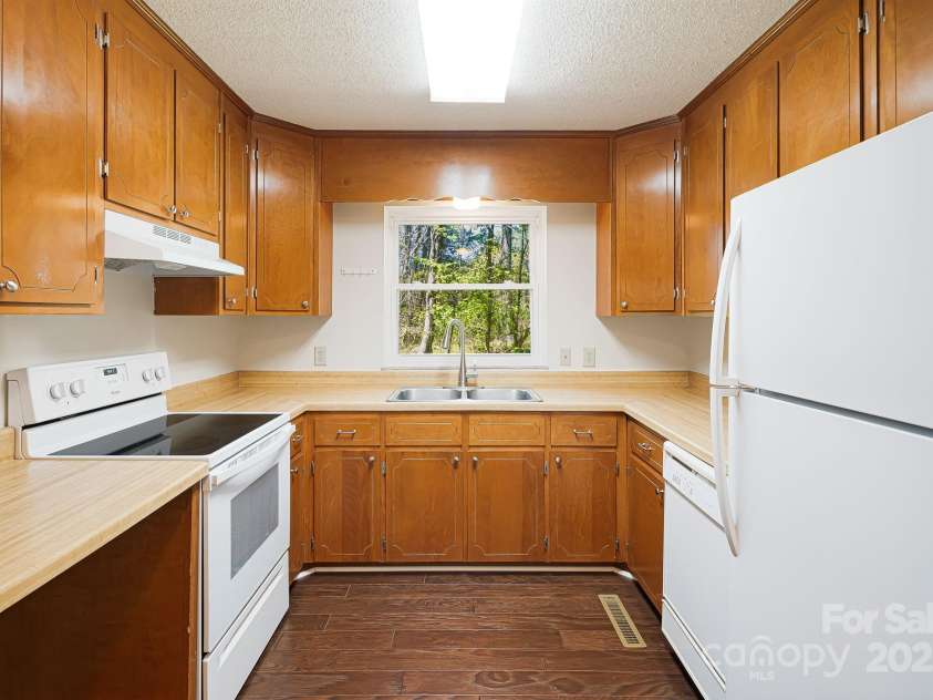 28 Capri Lane, Hendersonville, NC 28792.  MLS# CAR4247195, YatesRealty ID 458. 