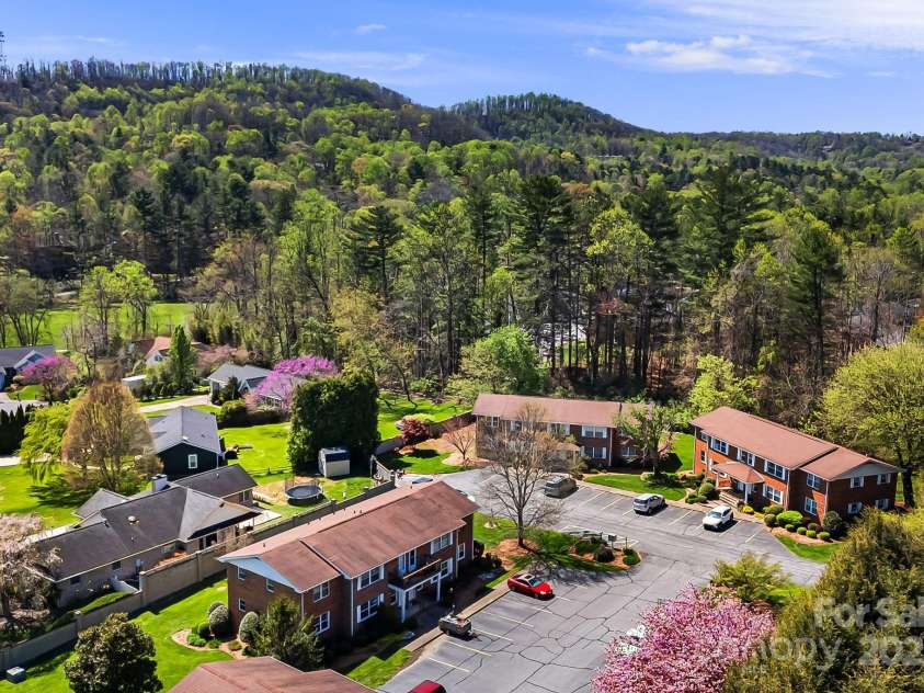 28 Capri Lane, Hendersonville, NC 28792.  MLS# CAR4247195, YatesRealty ID 458. 