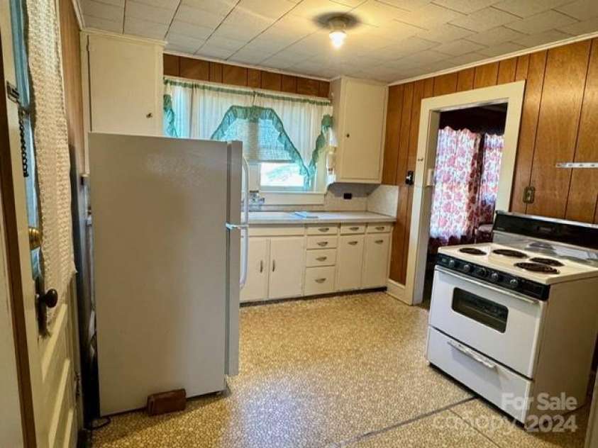 605 Meeting Street, Morganton, NC 28655.  MLS# CAR4085302, YatesRealty ID 458. 
