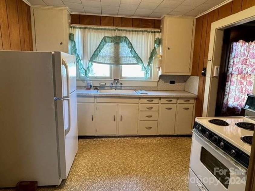 605 Meeting Street, Morganton, NC 28655.  MLS# CAR4085302, YatesRealty ID 458. Kitchen