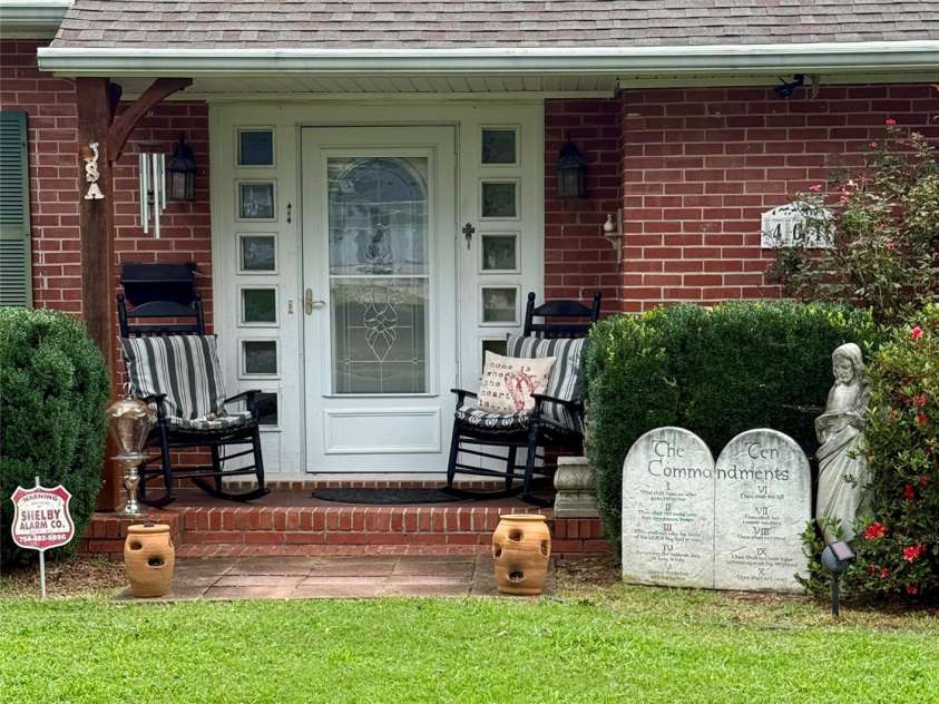 401 Mulberry Street, Cherryville, NC 28021.  MLS# CAR4416640, YatesRealty ID 45800. Front Porch