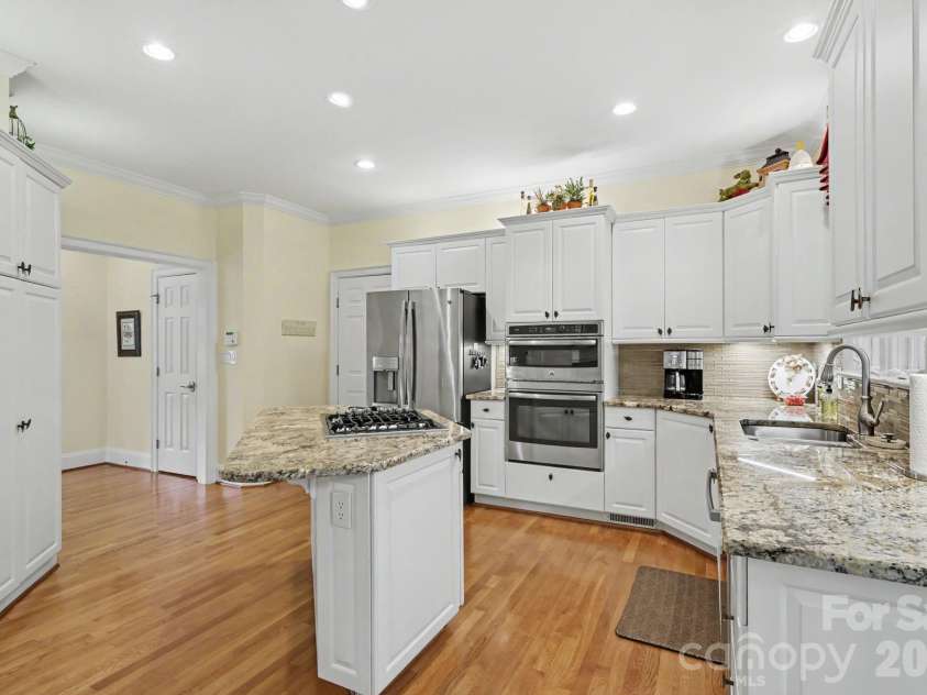 8724 Suninghurst Lane, Charlotte, NC 28277.  MLS# CAR4415077, YatesRealty ID 45802. 