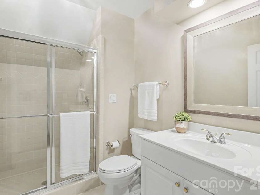 8724 Suninghurst Lane, Charlotte, NC 28277.  MLS# CAR4415077, YatesRealty ID 45802. Full bath access in hall