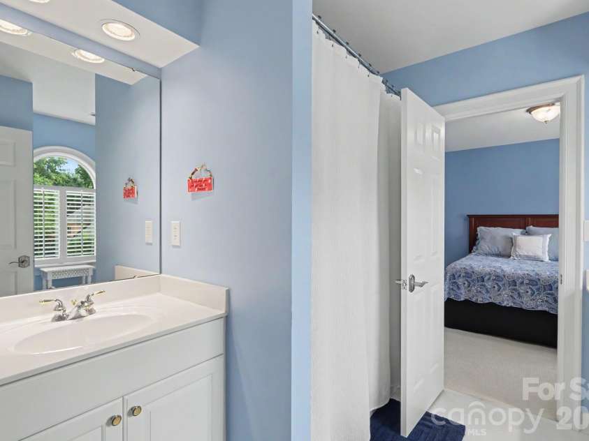 8724 Suninghurst Lane, Charlotte, NC 28277.  MLS# CAR4415077, YatesRealty ID 45802. Large shared bath