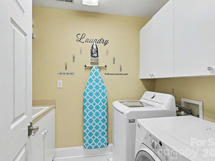 8724 Suninghurst Lane, Charlotte, NC 28277.  MLS# CAR4415077, YatesRealty ID 45802. Upstairs with sink