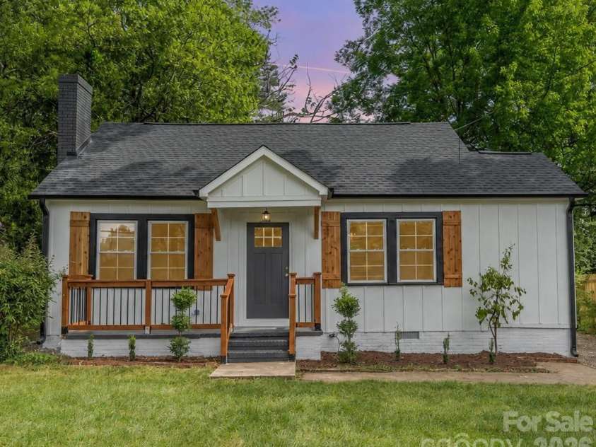 2104 St Mark Street, Charlotte, NC 28216.  MLS# CAR4416689, YatesRealty ID 45808. 