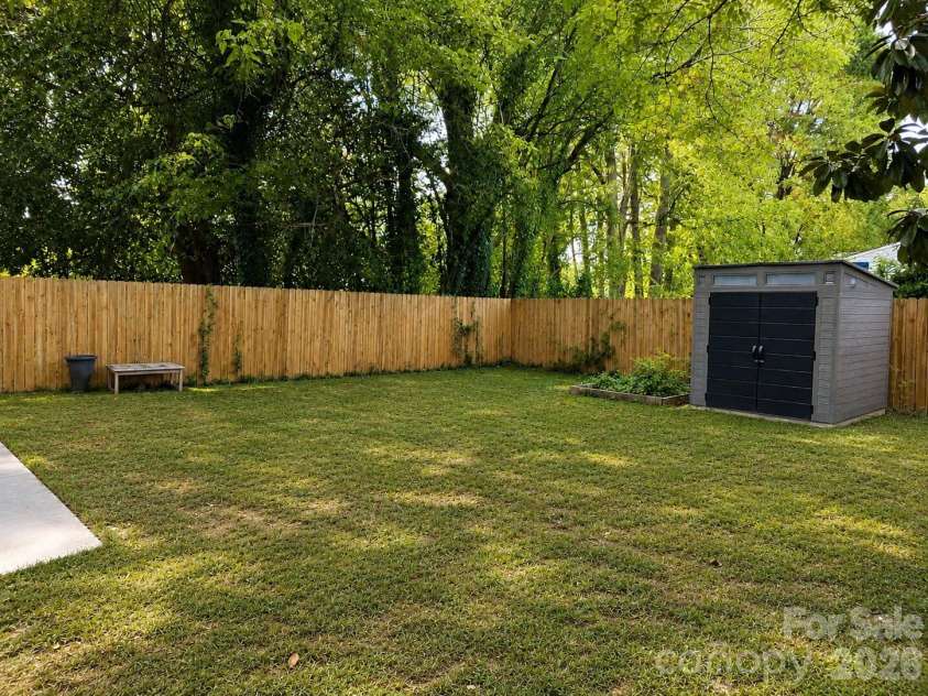 2104 St Mark Street, Charlotte, NC 28216.  MLS# CAR4416689, YatesRealty ID 45808. 
