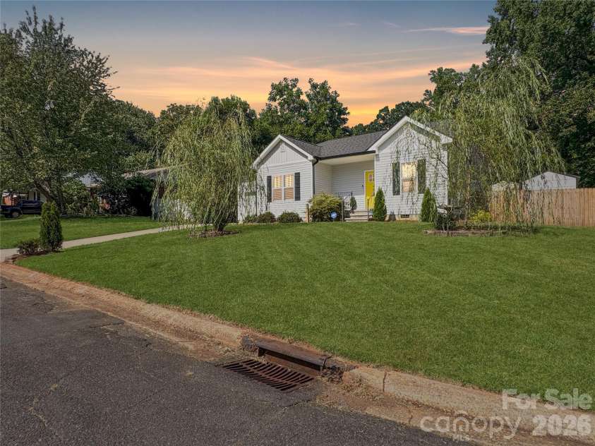 404 Skipwith Place, Charlotte, NC 28217.  MLS# CAR4416458, YatesRealty ID 45811. 