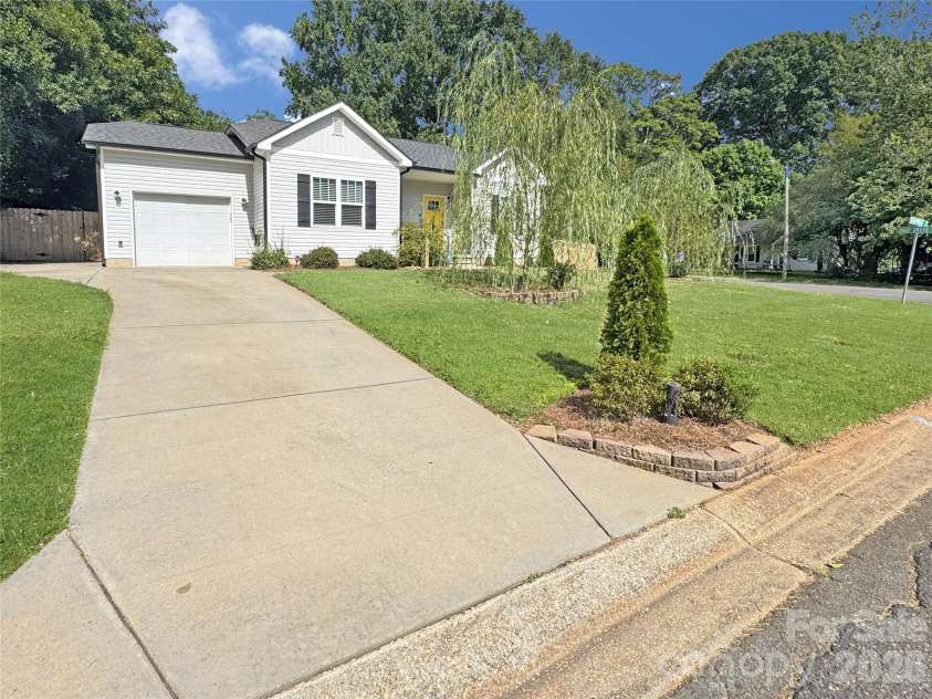 404 Skipwith Place, Charlotte, NC 28217.  MLS# CAR4416458, YatesRealty ID 45811. 