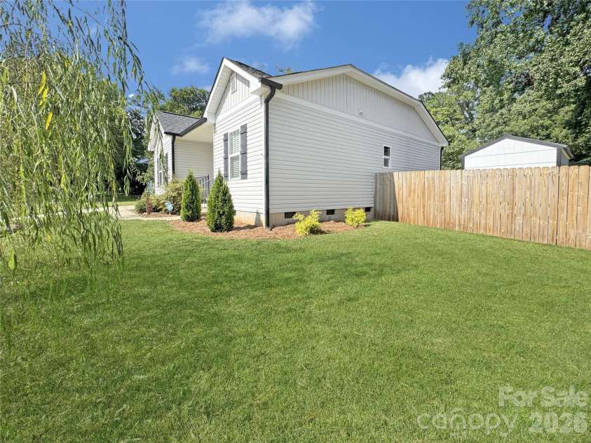 404 Skipwith Place, Charlotte, NC 28217.  MLS# CAR4416458, YatesRealty ID 45811. 