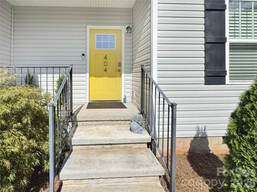 404 Skipwith Place, Charlotte, NC 28217.  MLS# CAR4416458, YatesRealty ID 45811. 
