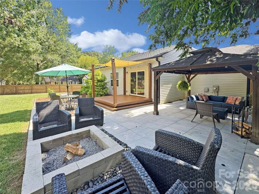 404 Skipwith Place, Charlotte, NC 28217.  MLS# CAR4416458, YatesRealty ID 45811. 