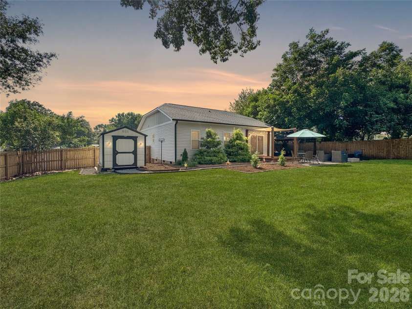 404 Skipwith Place, Charlotte, NC 28217.  MLS# CAR4416458, YatesRealty ID 45811. 